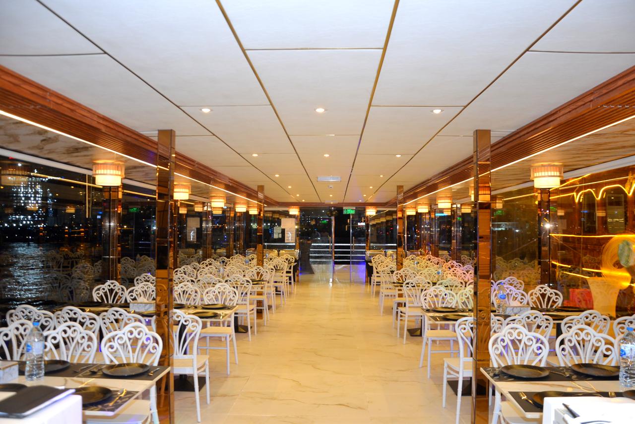 Premium Glass Boat Dinning