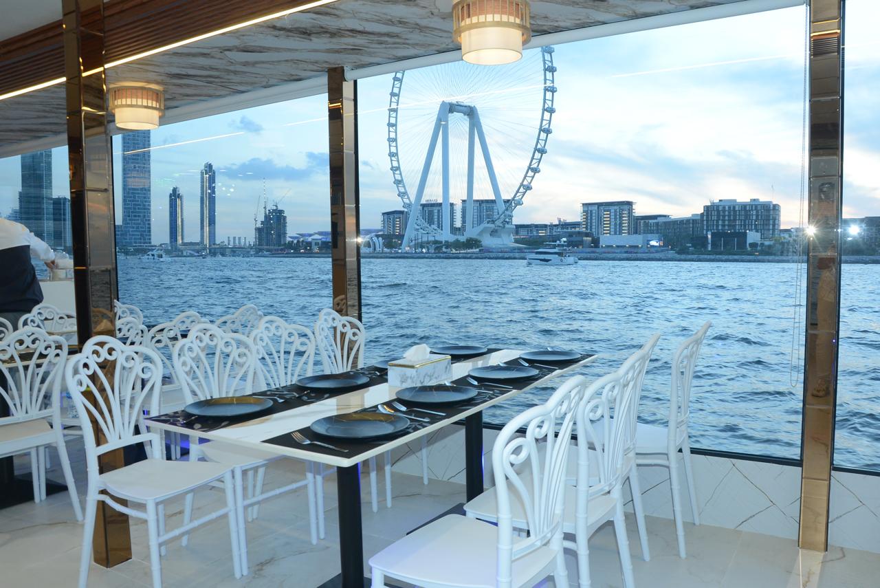 Premium Glass Boat Dinning