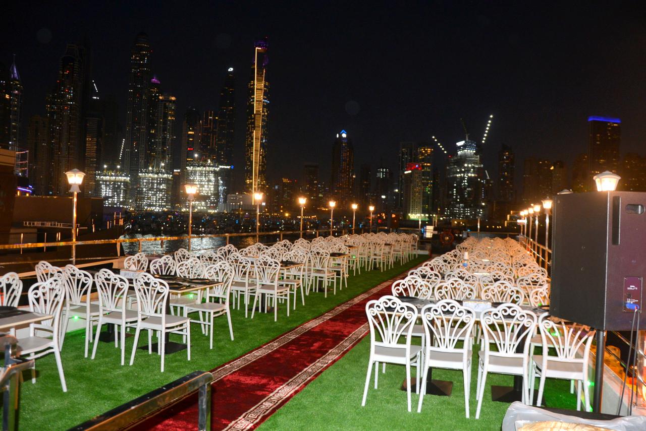 Premium Glass Boat Dinning